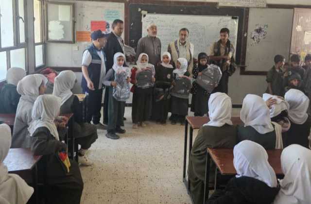 توزيع الحقيبة المدرسية لأبناء الفقراء والشهداء في البيضاء