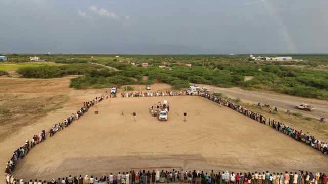 وقفة قبلية مسلحة لأبناء مديرية الضحي بالحديدة وفاءً للشهداء وتأكيداً على الجاهزية