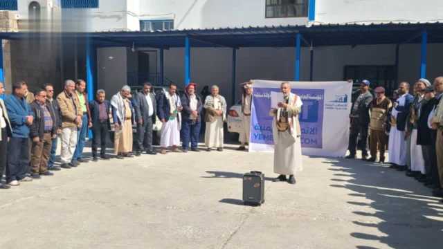 وقفة لمنتسبي صندوق النظافة في الأمانة وفاءً للشهداء ومباركة للإنجاز الأمني