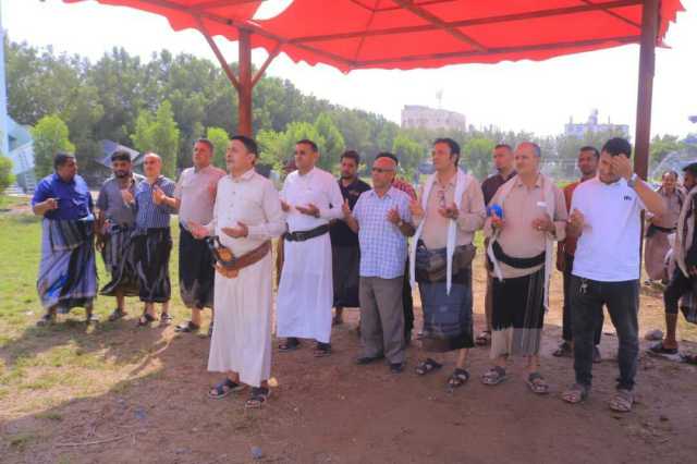 قيادة وموظفو ضرائب القات في الحديدة يزورون روضة ومعرض صور شهداء المنطقة الخامسة