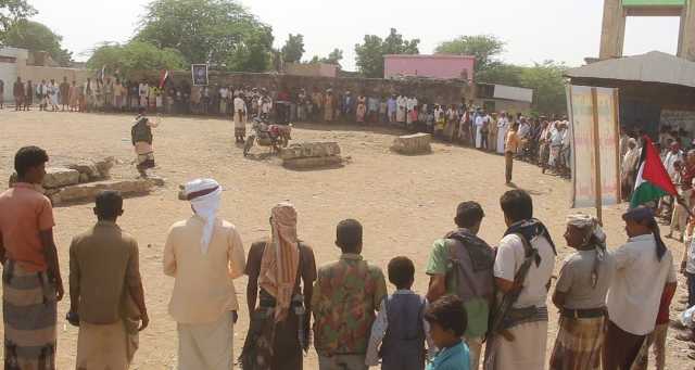 وقفة قبلية مسلحة في المنصورية بالحديدة وفاء لدماء الشهداء وإعلانا للنفير العام