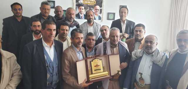 المتوكل يزور ويكرم أسرتي الشهيدين الدكتور شرف الدين ونجله هاشم