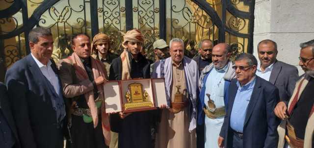 رئيس وأعضاء مكافحة الفساد يزورون ويكرّمون أسرة الشهيد القاضي مجاهد عبدالله وزير العدل وحقوق الانسان