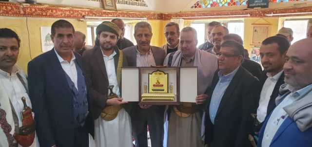 القائم بأعمال رئيس هيئة مكافحة الفساد يزور ويكرم أسرة الشهيد الدكتور راجي احمد حميد الدين