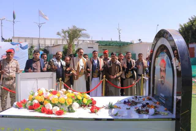 قيادة وموظفو هيئة الأراضي بالأمانة يزورون أضرحة الشهداء الصماد والرهوي والغُماري ومعارض الشهداء