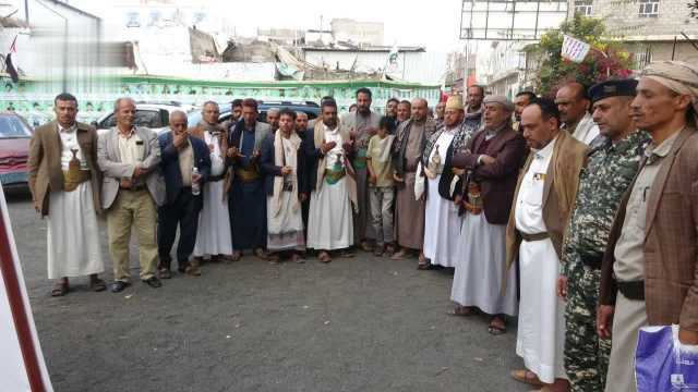 منتسبو مكتب الاقتصاد في إب يزورون روضة ومعرض صور الشهداء