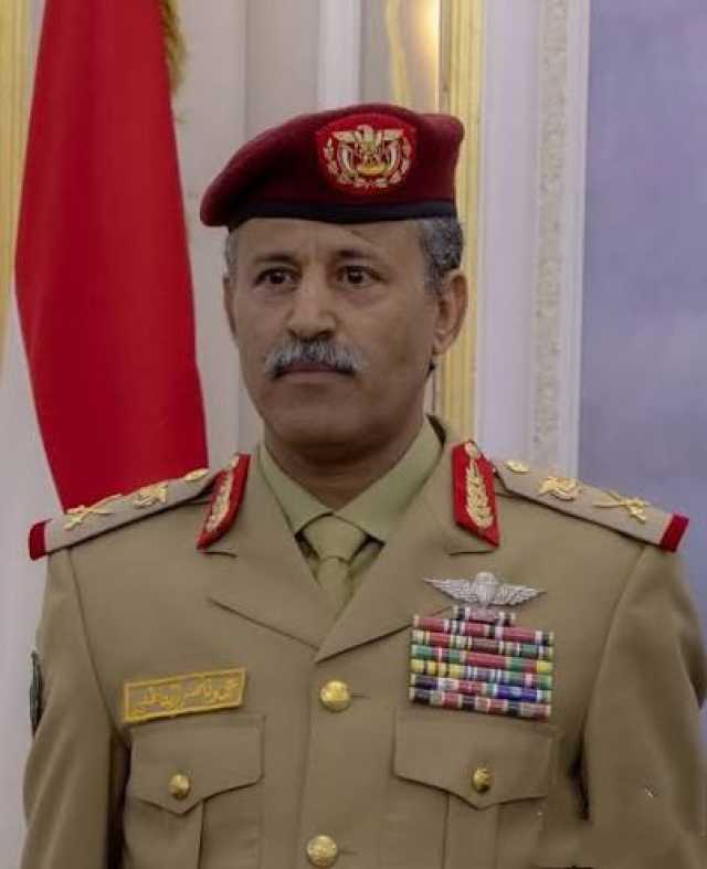 وزير الدفاع ورئيس هيئة الأركان العامة يهنئان الرئيس المشاط بعيد الـ ٣٠ من نوفمبر المجيد