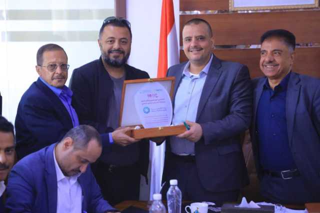 تكريم القائم بأعمال وزير الاقتصاد والصناعة والاستثمار تقديرًا لدعمه للمعارض الإنتاجية