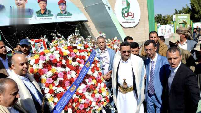 وزير الاتصالات يضع إكليلا من الزهور على أضرحة الشهداء الصماد والرهوي والغماري