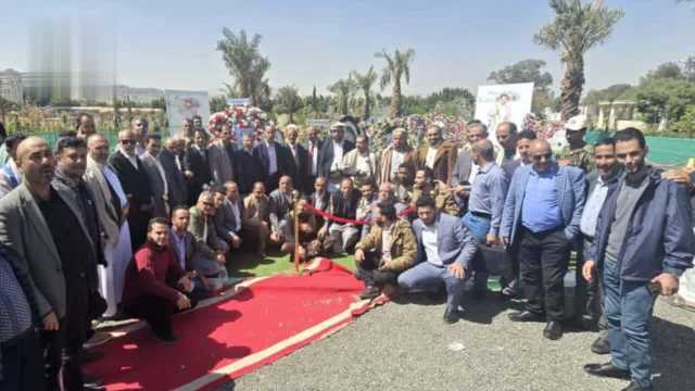 قيادة وموظفو وزارة الخارجية تزور أضرحة الشهداء الصماد والرهوي والغُماري