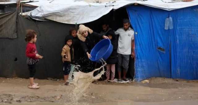 غزة تحت المطر: خيام تغرق وأطفال يرتجفون والشتاء يتحول إلى تهديد لحياة النازحين