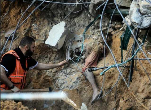 انتشال جثامين 20 شهيدًا فلسطينياً في مدينة غزة