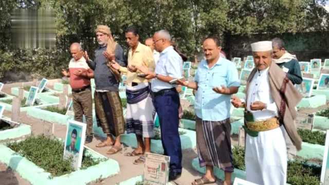 قيادات وموظفو الشؤون الاجتماعية وصندوقي رعاية وتأهيل المعاقين في الحديدة يزورون روضة الشهداء