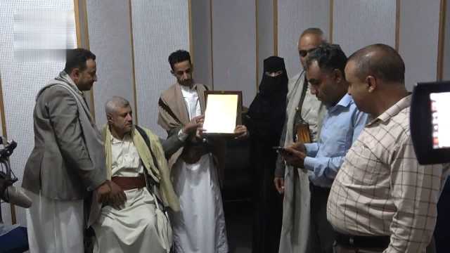 فرع هيئة رعاية أسر الشهداء يكرم إذاعة إب