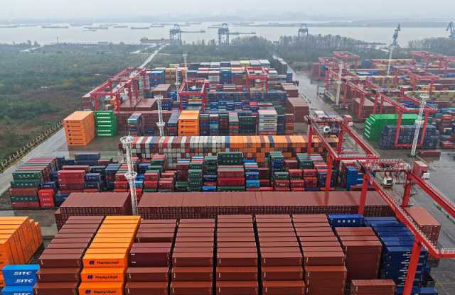 الصين تعلّق تحصيل الرسوم الخاصة بالموانئ على السفن الأمريكية لمدة عام