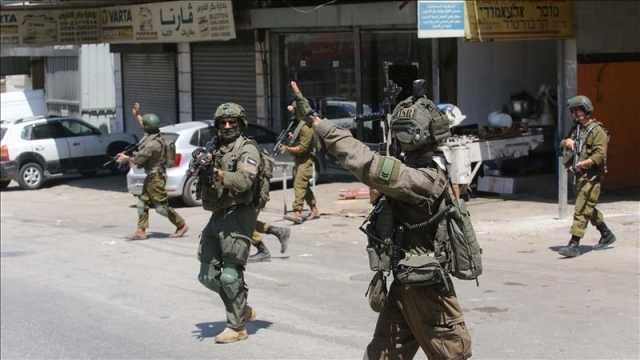 العدو الإسرائيلي يشن حملة اعتقالات واقتحامات واسعة في الضفة الغربية
