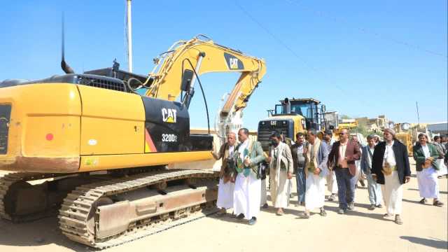 عوض يدشن تسليم معدات أشغال لمديريات صعدة