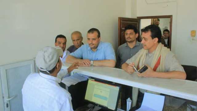 القائم بأعمال وزير الاقتصاد يطّلع على سير العمل بمكتب الوزارة في الحديدة