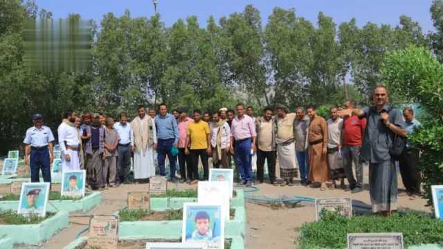 قيادة وموظفو مؤسسة موانئ البحر الأحمر يزورون روضة الشهداء في الحديدة