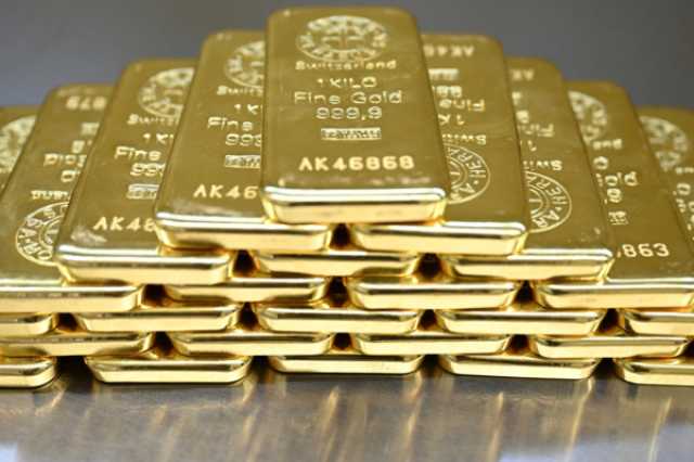 الذهب يواصل انخفاضه مع ارتفاع الدولار مما يقلص رهانات خفض الفائدة
