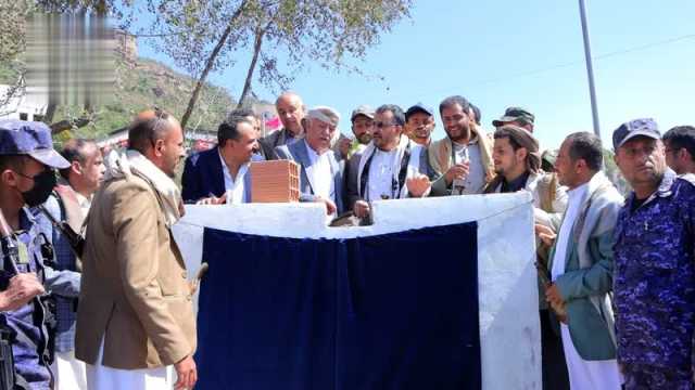 تدشين العمل بمشروع استكمال أعمال الرصف الخرساني في طريق إب – العدين