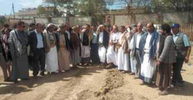 محافظة إب ونائب وزير الشباب يدشنان مشروع تعشيب ملعب الشهيد الكبسي