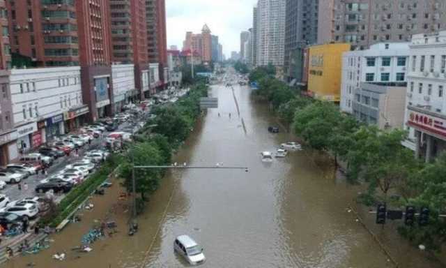 مصرع 10 أشخاص وفقدان آخرين في فيضانات وانهيارات أرضية بإندونيسيا