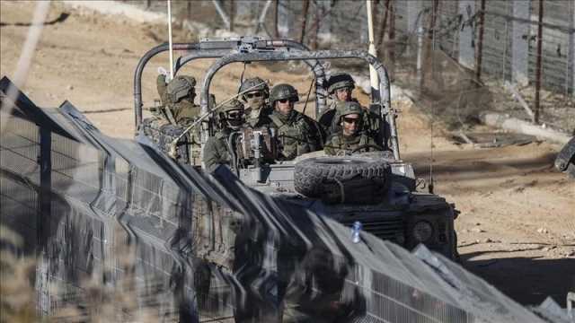 قوات العدو الإسرائيلي تنشئ حاجزين لتفتيش السوريين في ريف القنيطرة