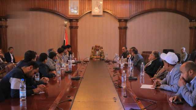 اجتماع برئاسة عباد لمناقشة مستوى تنفيذ المشاريع الخدمية في الأمانة