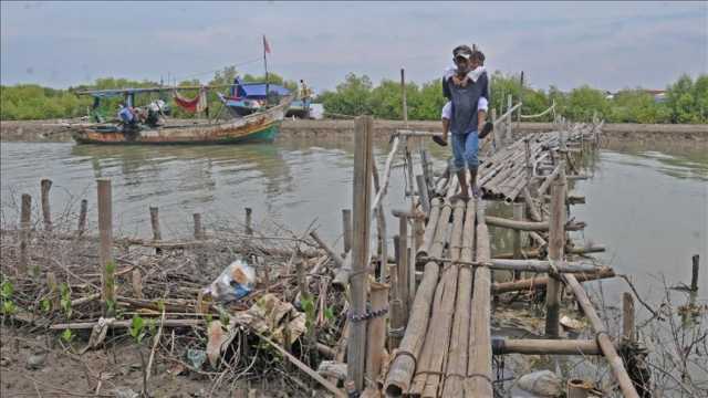 مصرع 6 أشخاص وفقدان 17 آخرين بانهيار أرضي في إندونيسيا