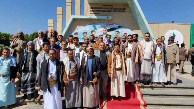 ضباط من دائرة الرعاية الاجتماعية يزورن أضرحة ومعارض صور الشهداء في صنعاء