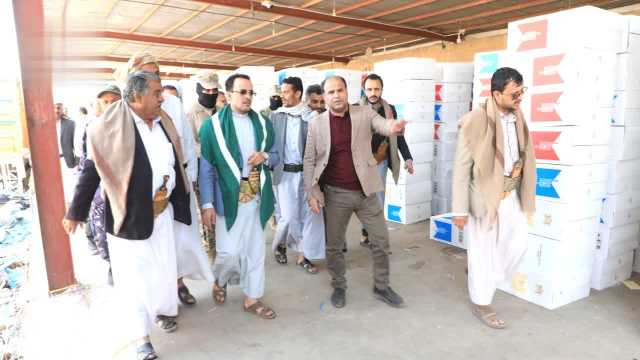 وزير المالية يطلع على سير العمل في مصلحة الضرائب والجمارك ومكتب جمرك صنعاء