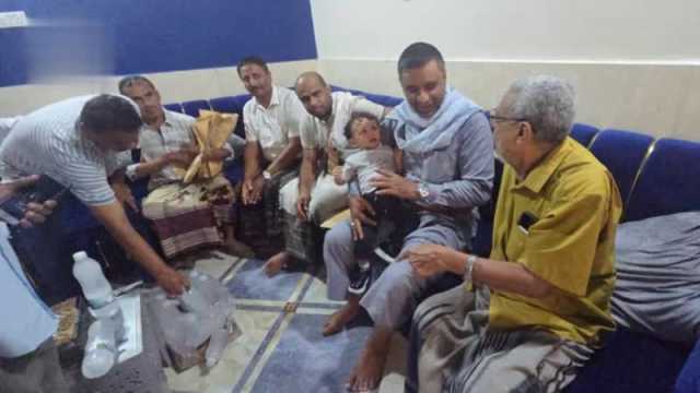 قيادة مؤسسة موانئ البحر الأحمر تزور أسر شهدائها في الحديدة