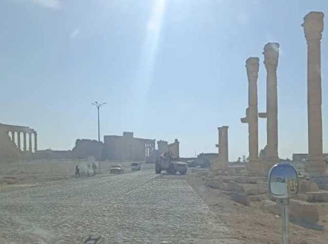 قوات أمريكية تقطع طريق دير الزور دمشق إثر تعرض وفدها لهجوم ووقوع إصابات