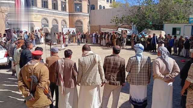 وقفات لمنتسبي الأشغال والشباب والموارد المائية في ذمار تنديدًا باستمرار جرائم العدو