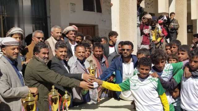 تتويج أبطال كرة القدم المدرسية في الحداء بذمار