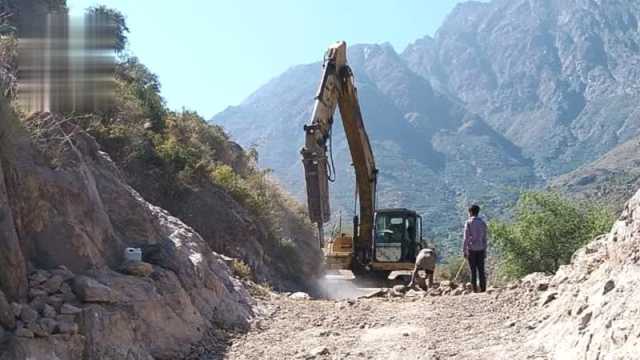 تنفيذ مشروع شق وتوسعة طريق في حفاش بالمحويت