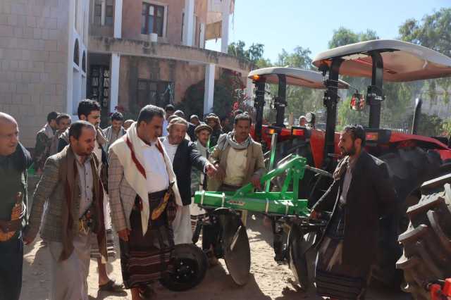 محافظ البيضاء يدشن شراء وتسليم معدات الحراثة الزراعية في ثلاث مديريات