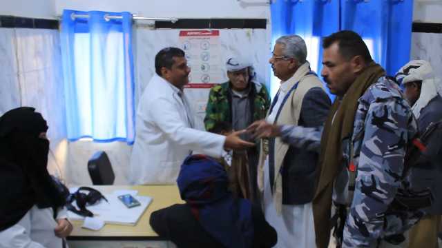 وكيلا ريمة يتفقدان المخيم الطبي للسمعيات والبصريات بمستشفى الثلايا