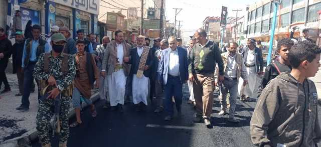 العلامة مفتاح يتفقد سير العمل في مشروع صيانة شارع المقالح بمديرية السبعين