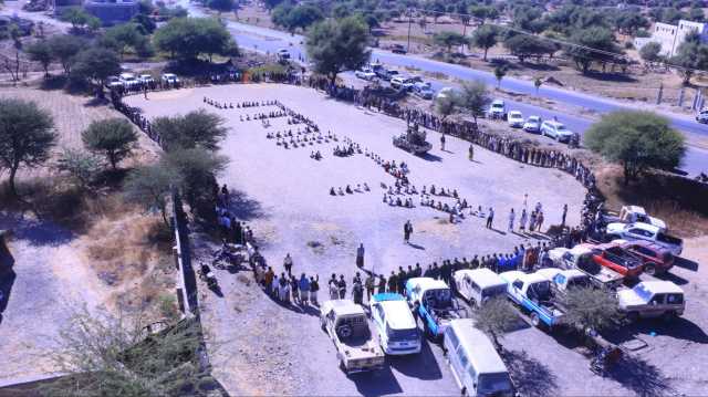 وقفة قبلية مسلحة في خدير بتعز إعلانًا للجهوزية واستمرارًا للتعبئة