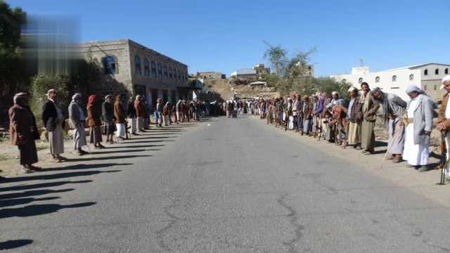 وقفة قبلية مسلحة في الطيال إعلانًا للجهوزية والاستعداد لأي مواجهة قادمة