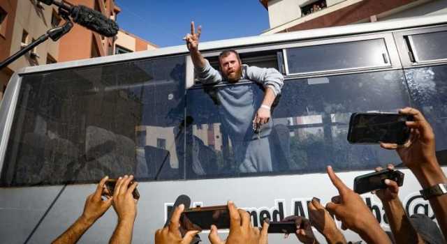 وصول 5 أسرى فلسطينيين محررين إلى مستشفى شهداء الأقصى بغزة