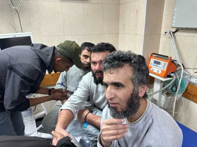 وصول 5 أسرى فلسطينيين أفرج عنهم العدو الإسرائيلي إلى مستشفى شهداء الأقصى بغزة