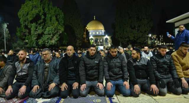 عشرات آلاف المصلين الفلسطينيين يؤدون العشاء والتراويح في “الأقصى”