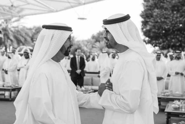 الشيوخ والجموع يؤدون صلاة الجنازة على جثمان حمد الخييلي في مدينة العين