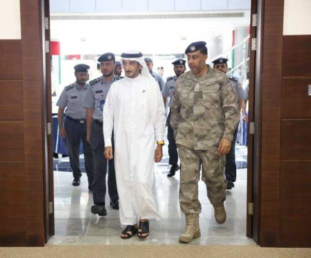 أحمد بن حشر يطلع على المشروعات التطويرية في شرطة أبوظبي