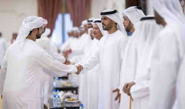 زايد بن محمد بن زايد يقدّم واجب العزاء في وفاة والدة الشهيد سعيد إبراهيم الظاهري