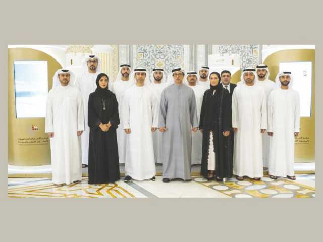 منصور بن زايد يستقبل وفد مركز الإمارات للدراسات والبحوث الإستراتيجية