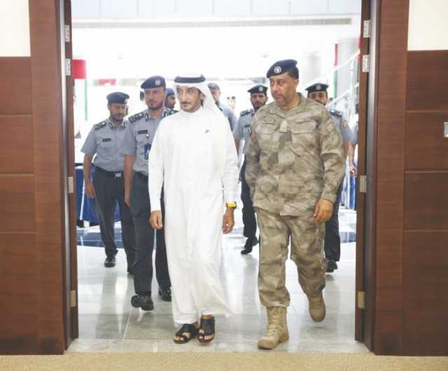 أحمد بن حشر يطلع على المشروعات التطويرية في شرطة أبوظبي